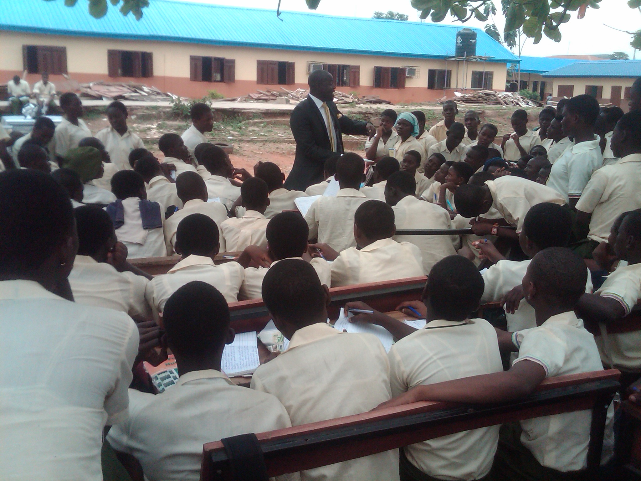 Femi George teaching Leadership at Isheri Senior School, Isheri www.dothedreamydi.org